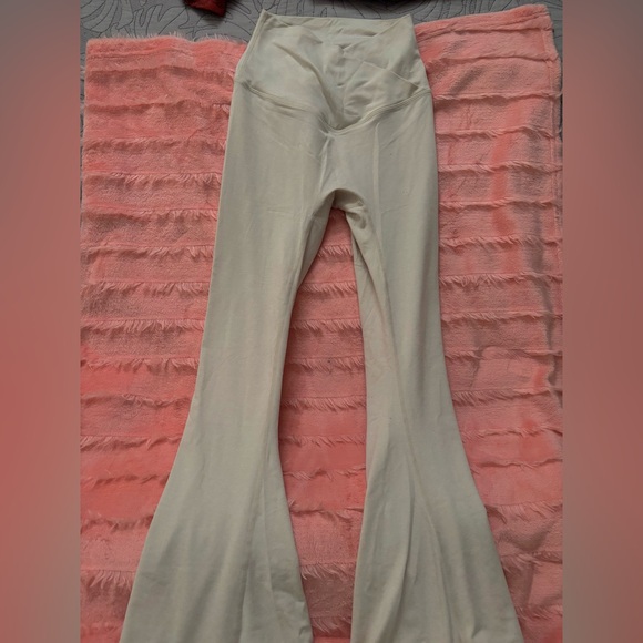 ILUS Cinched Cross Over Flare Leggings - Picture 4 of 5